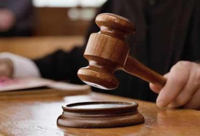 Vittima palpeggiata “con entrambe le mani”, ma lui nega tutto in Tribunale: “L’ho solo sfiorata, non posso usare il braccio”