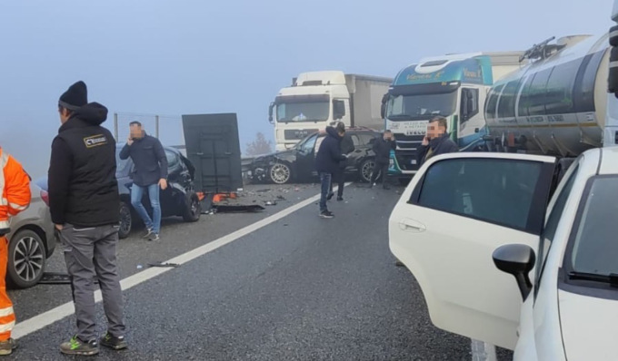 Maxi tamponamento in A26 tra 4 tir e una quarantina di auto: due morti e diversi feriti