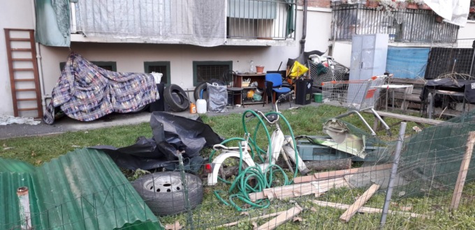 Occupazioni e degrado: controlli a tappeto nei cortili delle case Atc