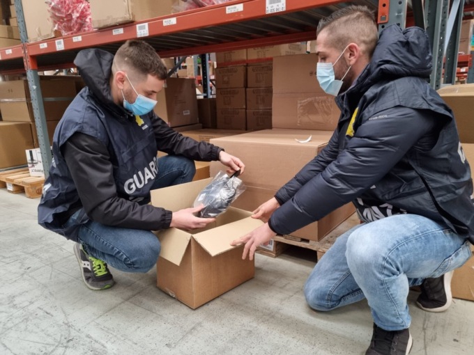 Sequestrati 6 milioni di articoli falsi “Made in Italy”, 7 imprenditori denunciati