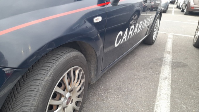 Orbassano, va in caserma per denunciare lo smarrimento di oggetti e poi scappa a bordo di una vettura rubata