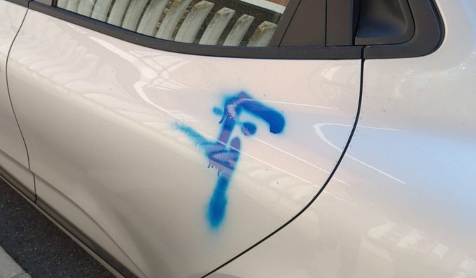Imbrattate alcune auto con la vernice blu. E’ accaduto a Garino, una piccola frazione di Vinovo