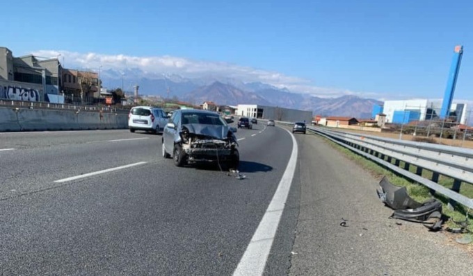 Tampona un’auto e fugge: è successo in tangenziale nei pressi del Gerbido