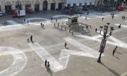 "Ti amo ancora", la scritta gigante compare nella notte in piazza San Carlo