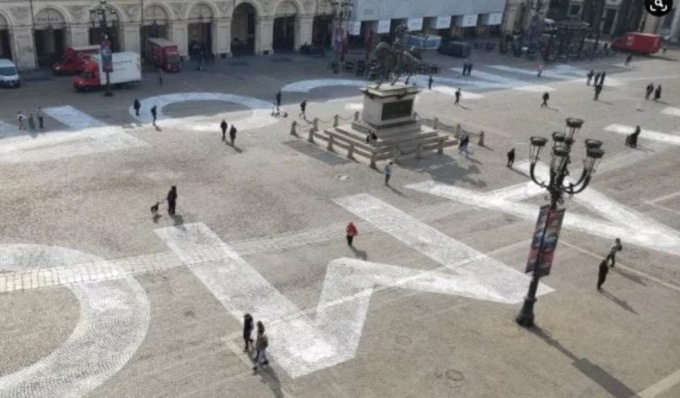 “Ti amo ancora”, la scritta gigante compare nella notte in piazza San Carlo