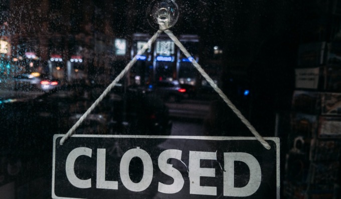 Ristorante non rispetta le regole Covid e viene chiuso… ma il giorno dopo apre lo stesso