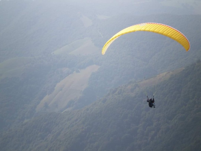 Giovane papà muore cadendo col parapendio