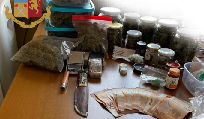 Aveva marijuana, hashish, cocaina in casa, arrestato un uomo a Borgo Po