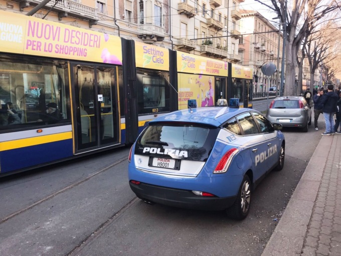 Controlli della Polizia alla fermata dei bus Pastrengo: 90 passeggeri senza biglietto, 7 con la droga