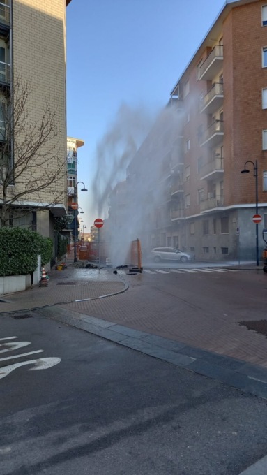 Si rompe improvvisamente un tubo dell’acqua. Paura in via Juvarra a Nichelino