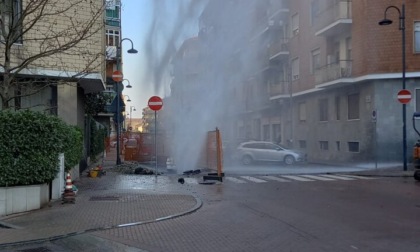 Si rompe improvvisamente un tubo dell'acqua. Paura in via Juvarra a Nichelino