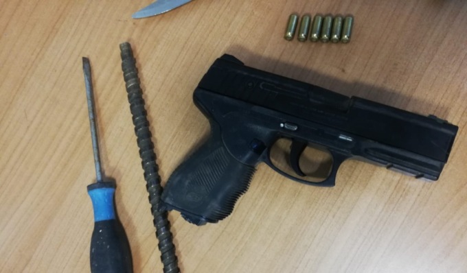 Nel furgone nascondono una pistola, un coltello, una barra di ferro e altre “armi”: denunciati