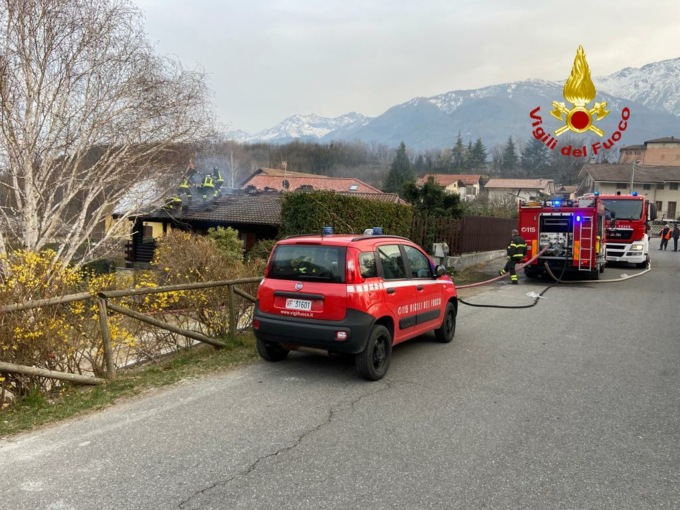 Fiamme in un piccolo chalet di montagna, ingenti danni al primo piano della casa
