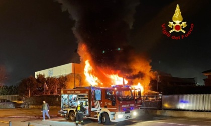 Devastante incendio in un deposito demolizione auto, Vigili del fuoco impegnati tutta la notte