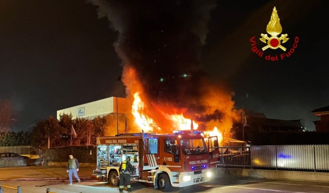 Devastante incendio in un deposito demolizione auto, Vigili del fuoco impegnati tutta la notte