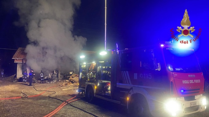 Locale in disuso prende fuoco, diverse ore di lavoro per domare le fiamme