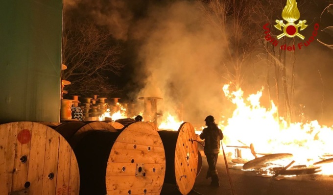 In fiamme materiale elettrico in una ditta, Vigili del fuoco in azione nel cuore della notte