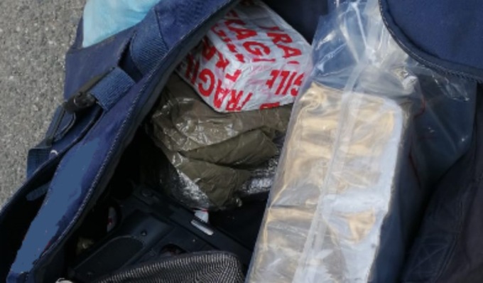 Sequestrati 8 chili di hashish e una carabina rubata nell’alloggio occupato abusivamente: un arresto