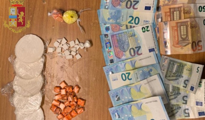 Come piazza di spaccio scelgono il supermercato: due pusher in manette