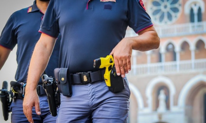 Rivoli, litiga con la moglie e la aggredisce in casa davanti ai figli: arrestato