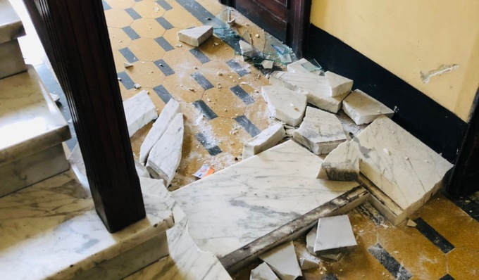 Crolla la scala interna di un palazzo di quattro piani: ferito un 13enne