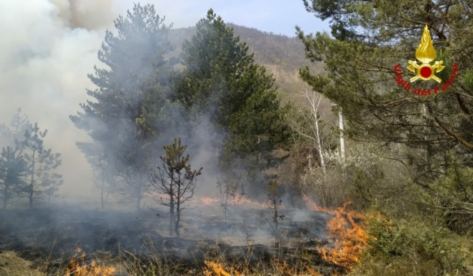 Le foto dell’incendio alle pendici del monte Musinè