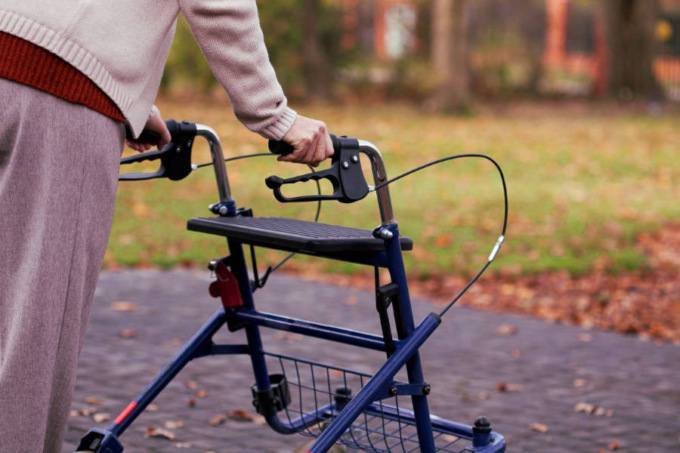 Badante usa il deambulatore dell’anziano che assiste per rubare comodamente al supermarket