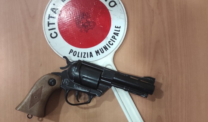 Armato semina il panico tra i passanti e le auto, ma era una pistola giocattolo