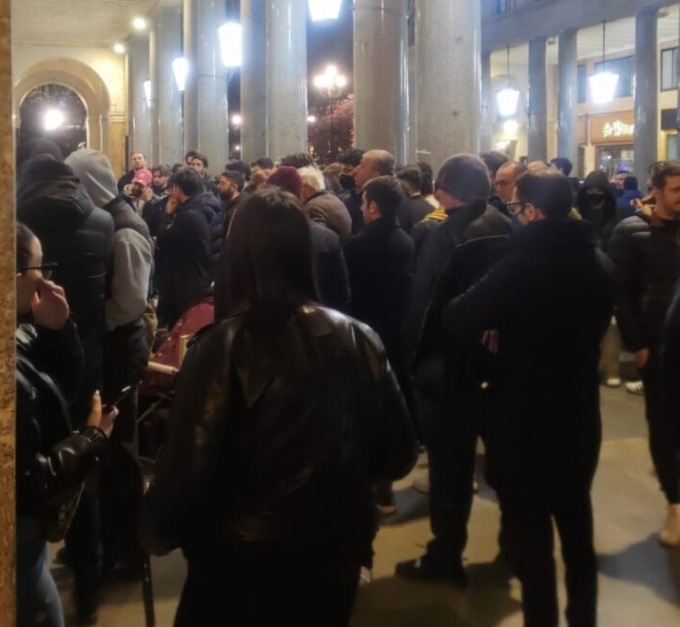In coda dall’alba alla Swatch di Torino per il Moonwatch