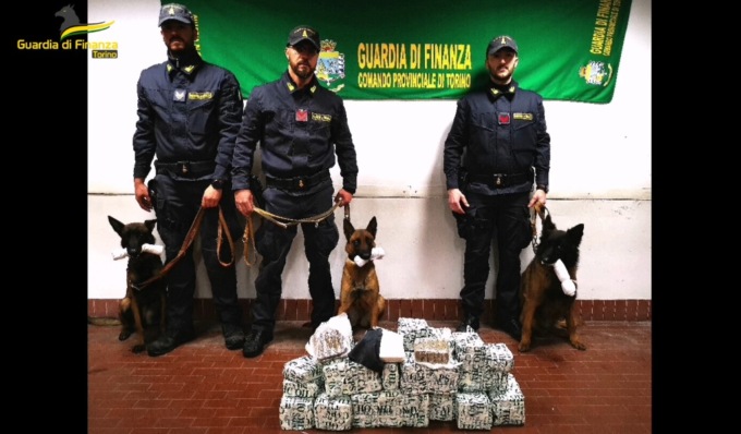 Arrestato corriere della droga, nel doppio fondo dell’auto nascondeva 34 chili tra hashish e cocaina