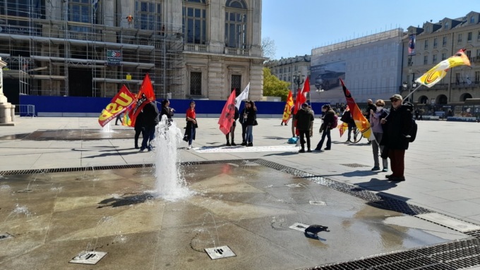 “Fuori Draghi da Torino”. È lo slogan urlato in piazza Castello dai manifestanti