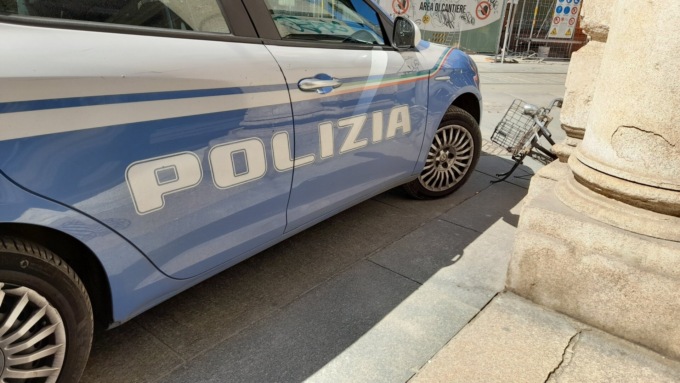 Evade dai domiciliari e tenta di rubare da un’auto, beccato da un agente fuori servizio