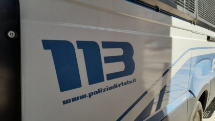 Prende a morsi la polizia: arrestato ventenne