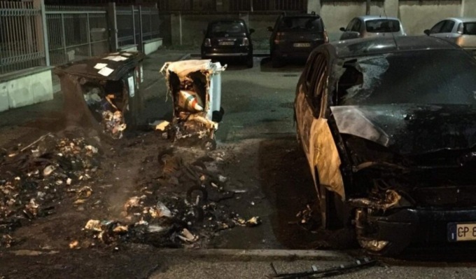 Piromani in azione: incendiati i cassonetti dei rifiuti a Moncalieri
