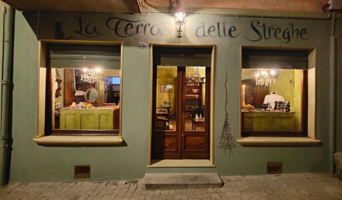 Il negozio “esoterico” che non piace al parroco: “E’ un luogo di perdizione”
