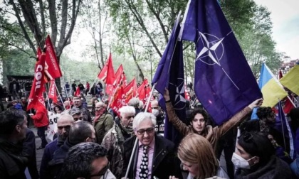Fiaccolata Anpi per il 25 aprile a Torino: bruciate bandiere del Pd e della Nato