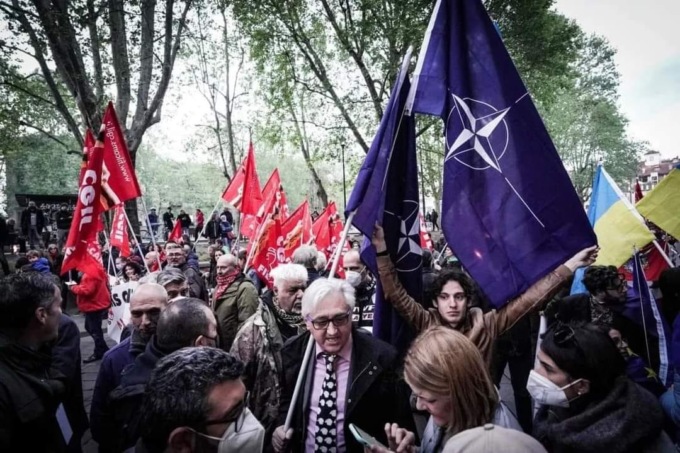 Fiaccolata Anpi per il 25 aprile a Torino: bruciate bandiere del Pd e della Nato
