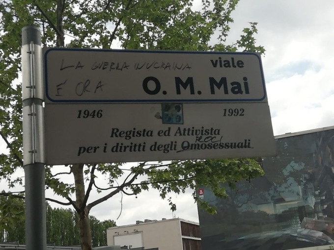 Imbrattata la targa dedicata allo storico attivista dei diritti omossessuali “Ottavio Mai”