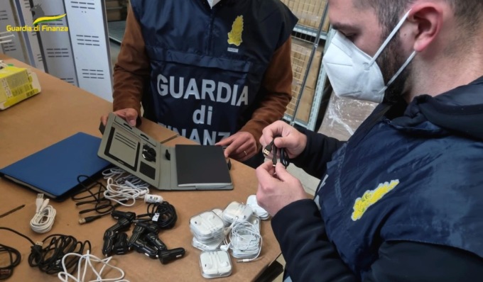 Sequestrati oltre 500mila accessori per telefonia, spacciati per “Made in Italy” erano prodotti in Cina
