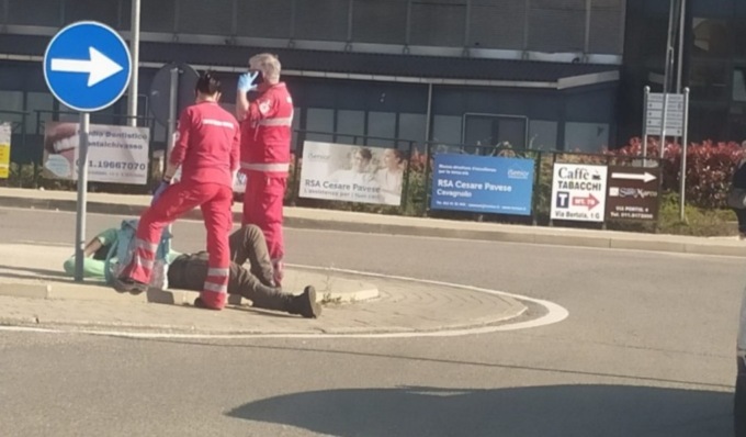 Si sdraia in mezzo alla strada (per due volte) e blocca il traffico