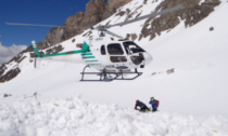 Migranti bloccati nella neve: mobilitato il Soccorso Alpino, ma il vento ostacola le operazioni