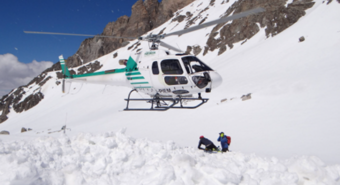 Migranti bloccati nella neve: mobilitato il Soccorso Alpino, ma il vento ostacola le operazioni