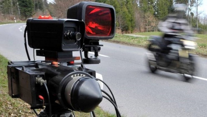 Motociclista sfreccia a folle velocità davanti all’autovelox per tre volte nella stessa sera