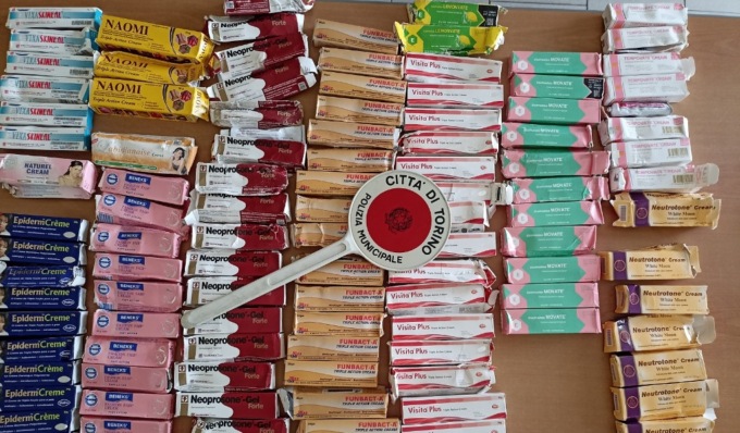 Vende cosmetici e farmaci senza autorizzazioni al mercato, per la 43enne scatta denuncia e maxi multa