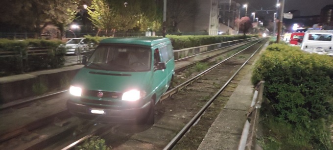 Si incastra con il furgone sui binari del tram, la conducente rifiuta l’alcoltest