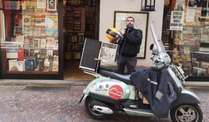 Il giro d’Italia in 10 giorni con la Vespa-libreria viaggiante di Fabio Mendolicchio