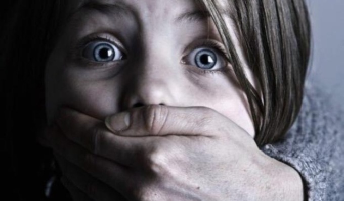 Picchia il figliastro di 6 anni e lo riduce in fin di vita, la madre: “E’ caduto dalle scale”