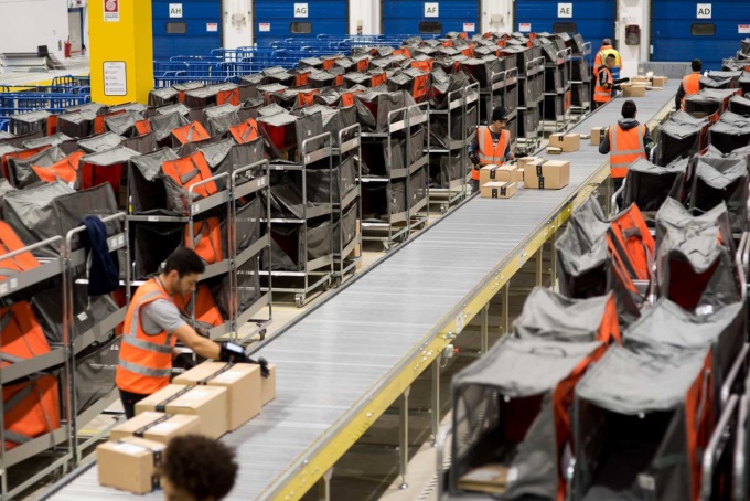 La denuncia della Cgil: “Amazon sospende lavoratrice perchè sta troppo in bagno”