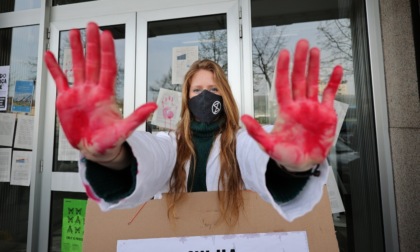Crisi climatica: ricercatori con le mani sporche di sangue protestano davanti alla Regione