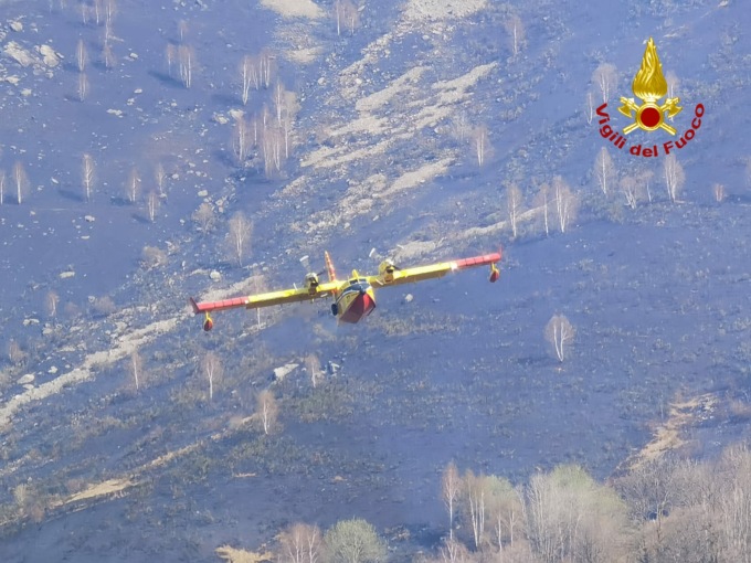 Grande incendio nella notte nei boschi di Rueglio, Meugliano e Issiglio